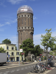 906519 Gezicht op de voormalige watertoren (Amsterdamsestraatweg 380) te Utrecht, waarvan het dak gerestaureerd wordt, ...